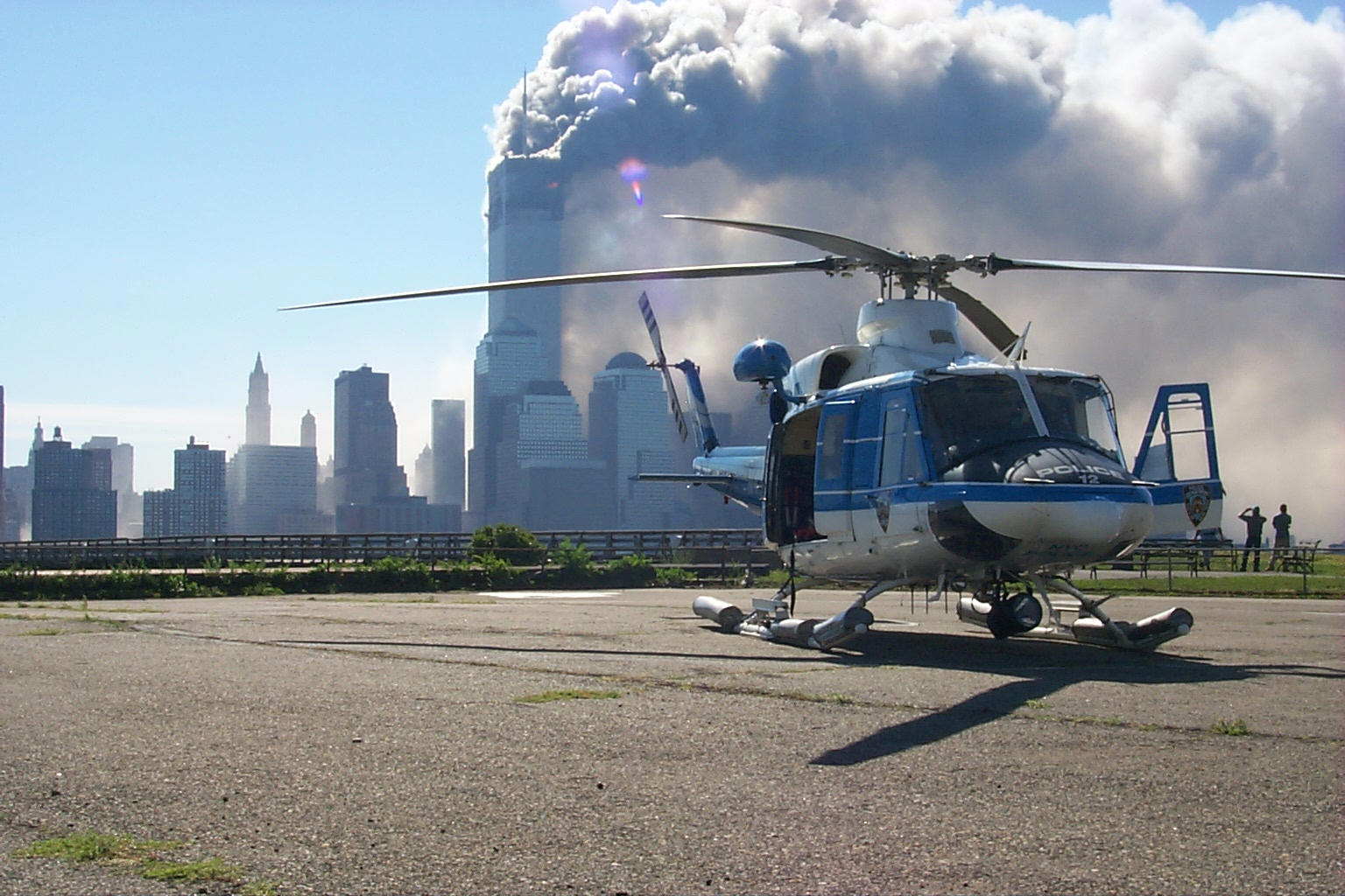 eyewitnesss-say-us-military-helicopter-seen-circling-wtc-on-911