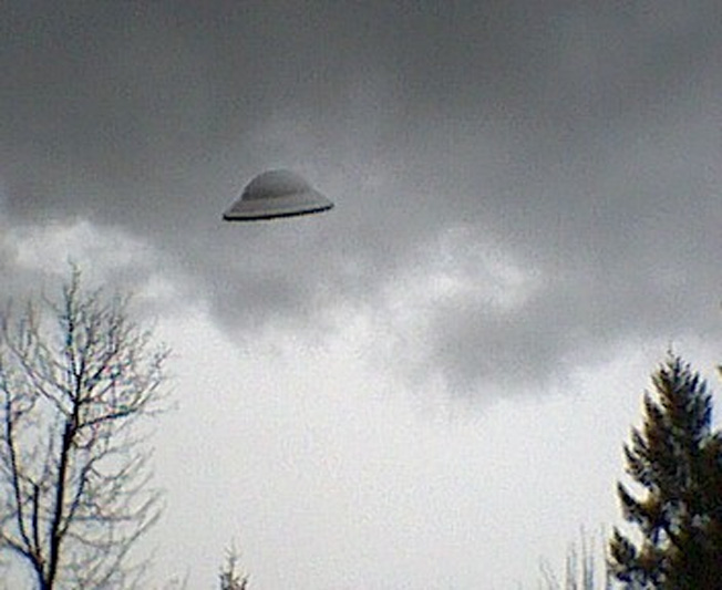 Hovering ufo. НЛО В Софрино. НЛО В Софрино-1. НЛО реальные фото в Москве Софрино-1. UFO ghosting.