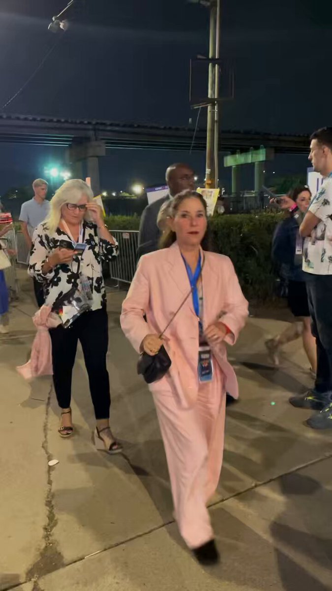 Tweet: DNC attendees cover their ears
